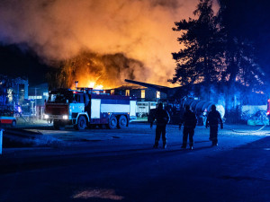 V Července hoří průmyslová hala, plameny šlehaly čtyři metry vysoko. Škoda překoná 12 milionů