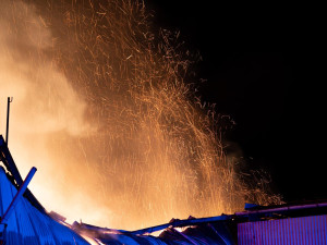 V Července hoří průmyslová hala, plameny šlehaly čtyři metry vysoko. Škoda překoná 12 milionů