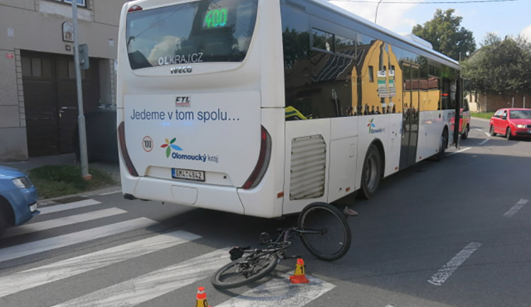 Devítiletá dívka na kole zatočila pod autobus, těžký vůz jí přejel nohu