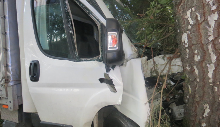 Mladý řidič se napil alkoholu a sedl za volant. Měl nehodu, po nárazu do stromu skončil v nemocnici