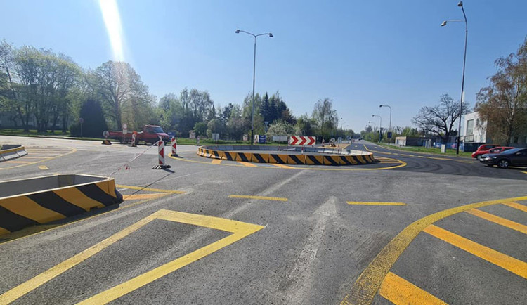 V plánované lokalitě přestavby  na okraji Přerova je nyní provizorní kruhový objezd