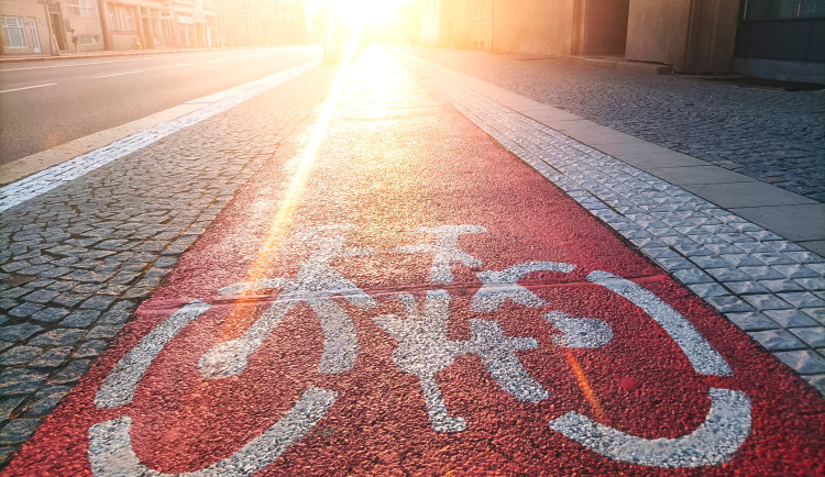 Auta budou mít do části hradecké Gočárovy třídy v pátek odpoledne stopku