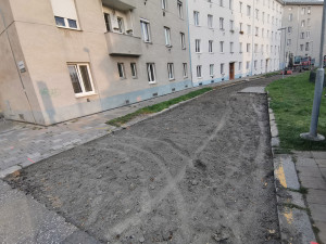 V zóně stavby se neparkuje. Malý Fiat na dlážděném ostrůvku pobavil Olomoučany