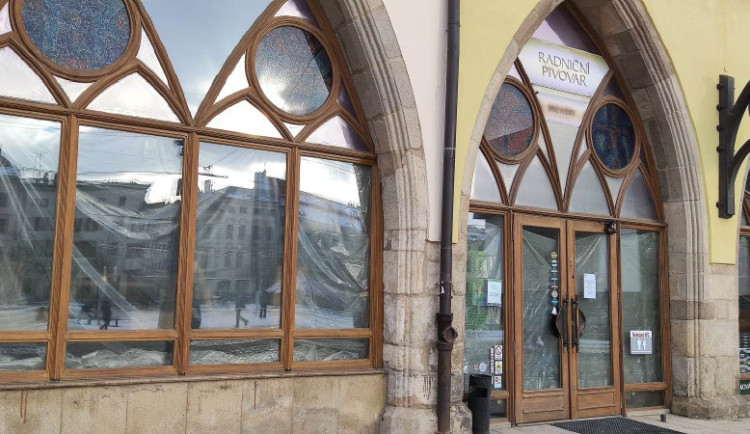 ANKETA: Na pivo si do jihlavské Radniční restaurace zatím lidé nezajdou. Provozovatelé o ni nemají zájem