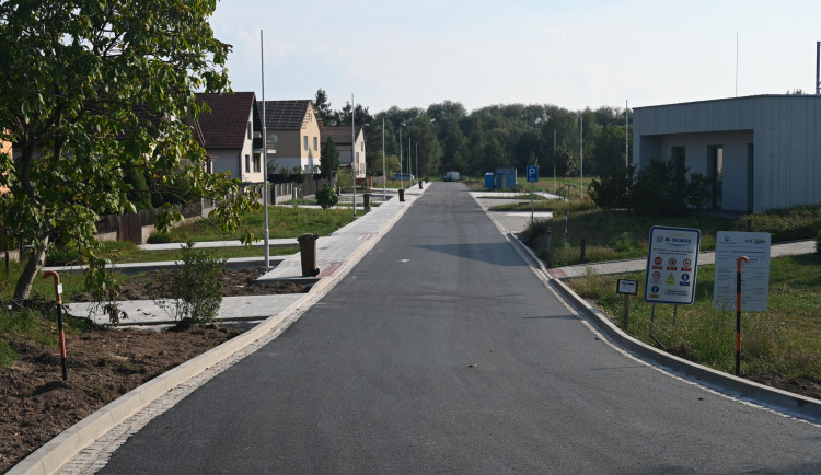 Březhradská ulice K Potoku je téměř hotová, o několik měsíců dříve