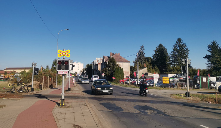 Přejezd na okraji Litovle projde opravou, práce přetnou trasu k dálnici