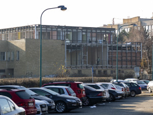 Původní budova v areálu Envelopa v úvodní fázi demolice na konci roku 2021