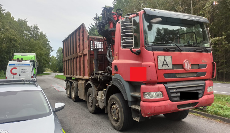 FOTO: Řidič, který vezl železo, měl přetížené vozidlo o 10 tun. Policie mu dala pokutu 11 tisíc korun