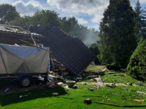 Dům, který včera vybuchl v Otinovsi, dál hlídají policisté. Dvě velké exploze a mrak dýmu, popsali svědci
