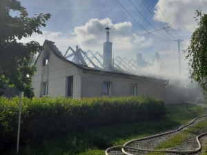 Dům, který včera vybuchl v Otinovsi, dál hlídají policisté. Dvě velké exploze a mrak dýmu, popsali svědci