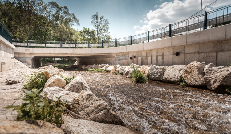Auta přes most v Rudníku už proudí, v tomto týdnu skončí veškerá omezení