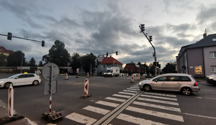 FOTOGALERIE: Přes Olomouc po objížďkách. Uzavírka průtahu v ranní špičce otestovala řidiče