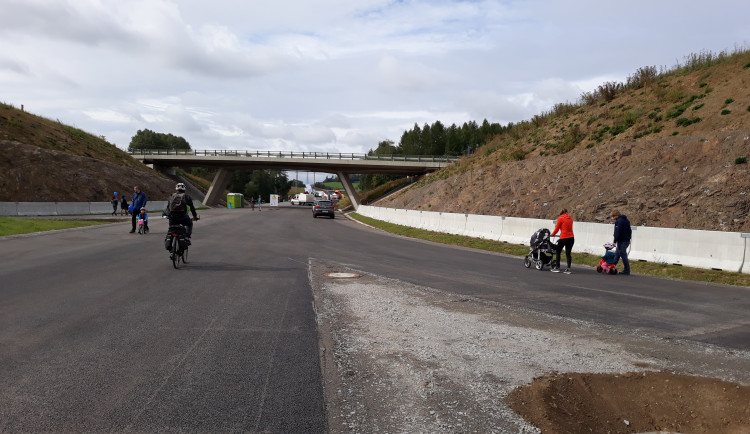 VIDEO: Na obchvat Brodu dorazili cyklisté, koloběžkáři i lidé s kočárky. Do Vánoc ho otestují už i řidiči v autech