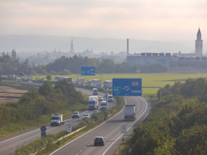 FOTOGALERIE: Přes Olomouc po objížďkách. Uzavírka průtahu v ranní špičce otestovala řidiče