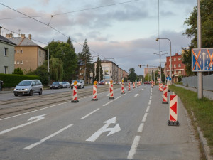 FOTOGALERIE: Přes Olomouc po objížďkách. Uzavírka průtahu v ranní špičce otestovala řidiče