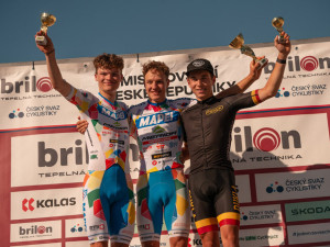 Vítězství. Celkový triumf v Českém poháru si vychutnali junioři Štěpán Zahálka (uprostřed) a Jan Bittner (vlevo).