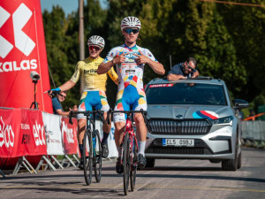 Jan Bittner se raduje z vítězství v závodě ve Vysokém Mýtě, za ním to jistí z druhého místa Štěpán Zahálka.