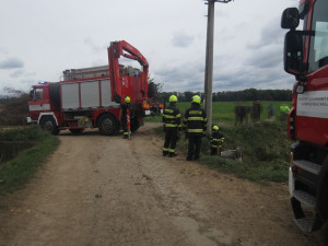 Senior z Olomoucka nechal vyzkoušet auto mladou dívku, z potoka je zachraňovali hasiči