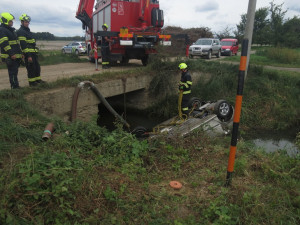 Senior z Olomoucka nechal vyzkoušet auto mladou dívku, z potoka je zachraňovali hasiči