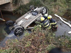 Senior z Olomoucka nechal vyzkoušet auto mladou dívku, z potoka je zachraňovali hasiči