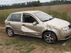 Senior z Olomoucka nechal vyzkoušet auto mladou dívku, z potoka je zachraňovali hasiči