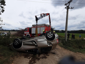 Senior z Olomoucka nechal vyzkoušet auto mladou dívku, z potoka je zachraňovali hasiči