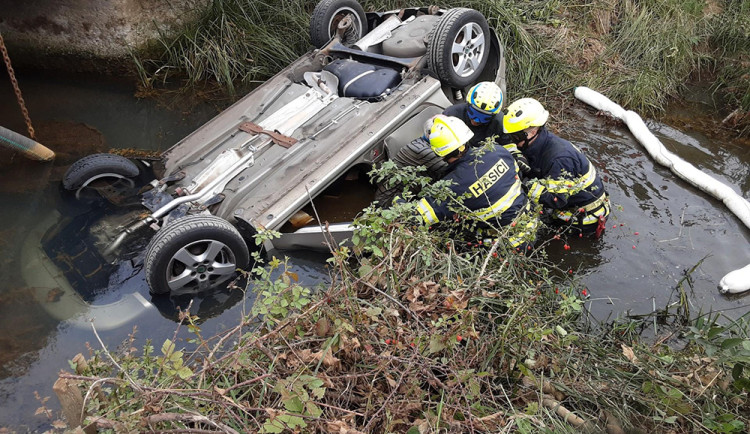 Senior z Olomoucka nechal vyzkoušet auto mladou dívku, z potoka je zachraňovali hasiči