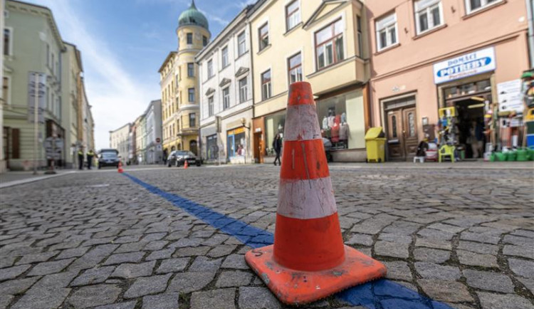 Speciální auto s kamerami dohlížející na parkování v Jihlavě není potřeba, myslí si čtenáři Jihlavské Drbny