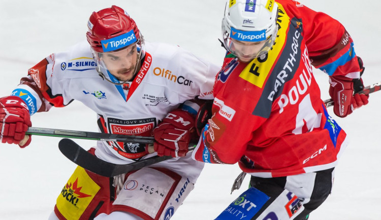 Hokej ustoupil v Hradci Králové fotbalu, hrát se bude na hokejovém stadionu později