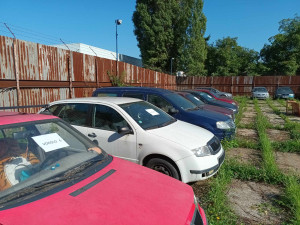 Je libo Opel Astra za dva tisíce pět set korun? Prostějov poprvé dražil vraky aut odtažených z ulic