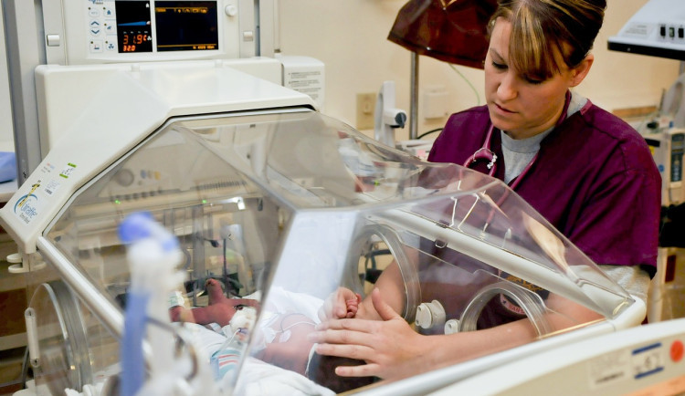 size3-16953851758521-152-v-cr-chybi-asi-dva-tisice-zdravotnich-sester-problemem-je-i-jejich-vysoky-vek-14-procentum-je-pres-6