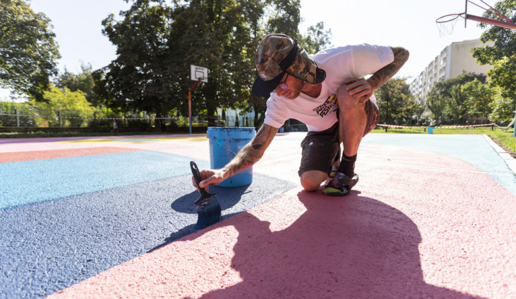 Bulharský výtvarník Glow maluje na plochu hřiště v Olomouci