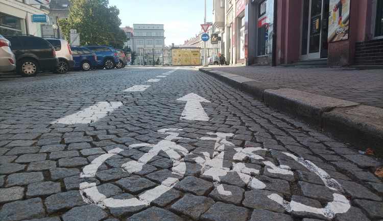 Parkovací místa v centru Hradce Králové ustoupila pruhu pro cyklisty