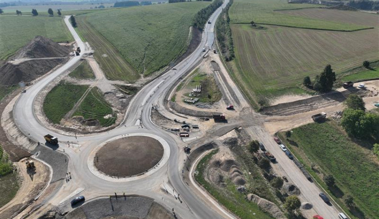 Od pondělí bez omezení. Řidiči na obchvatu Jihlavy naplno otestují dva nové kruhové objezdy