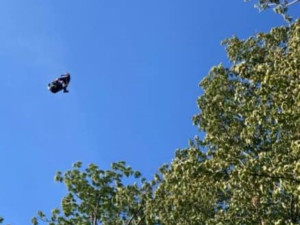 Hasiči dnes na Přerovsku zachraňovali dva paraglidisty z korun stromů. Vše se obešlo bez zranění