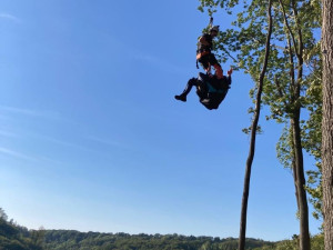Hasiči dnes na Přerovsku zachraňovali dva paraglidisty z korun stromů. Vše se obešlo bez zranění