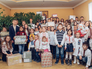 Balíček pro Ukrajinu. Olomoucká Charita pořádá sbírku vánočních dárků pro více než čtyři stovky dětí