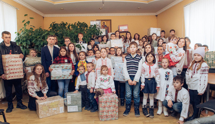 size4-16740576058137-124-deti-na-ukrajine-potesily-darky-z-charitativni-sbirky-predavani-komplikovaly-i-vypadky-elektriny