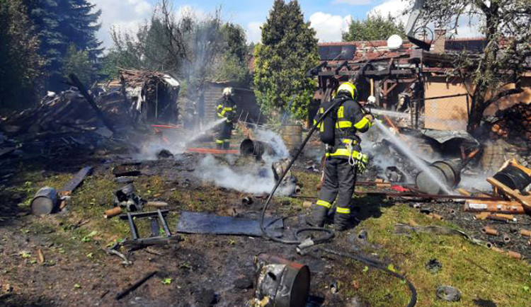 Po výbuchu prodejny se zábavní pyrotechnikou zasahovalo v Otinovsi 11 jednotek hasičů