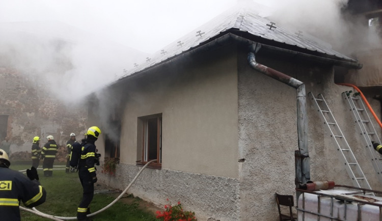Ve vesnici pod Helfštýnem hořel rodinný dům. Jeden člověk utrpěl popáleniny