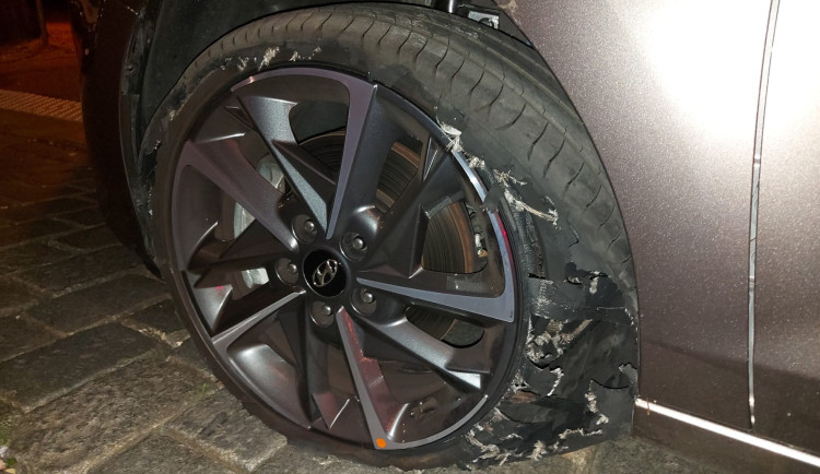 Senior pod vlivem léků poničil v centru Prahy auto, vyzvednout ho přijel muž s kokainem v těle