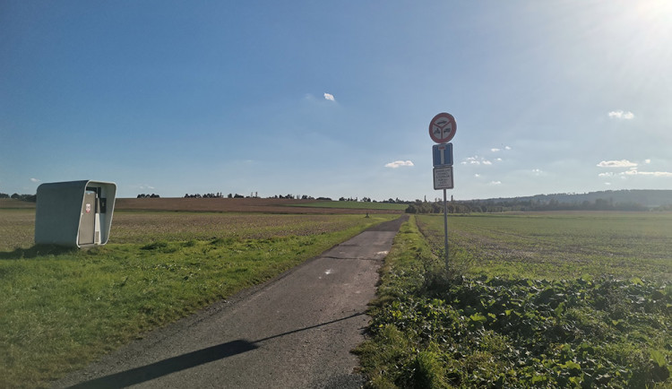 Polní cesta, po které pojedou autobusy během uzavírky Svatoplukovy ulice v Litovli