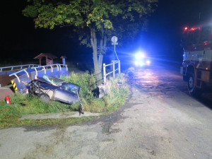U Mohelnice opilý mladík nezvládl jízdu, zničil zábradlí na mostě a skončil v příkopu. Vůz je na odpis