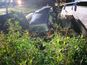 U Mohelnice opilý mladík nezvládl jízdu, zničil zábradlí na mostě a skončil v příkopu. Vůz je na odpis