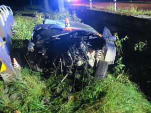 U Mohelnice opilý mladík nezvládl jízdu, zničil zábradlí na mostě a skončil v příkopu. Vůz je na odpis