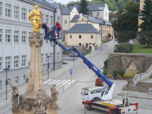 Restaurátor ve výšce šestnáct metrů opravil poškozenou sochu na Mariánském sloupu ve Šternberku