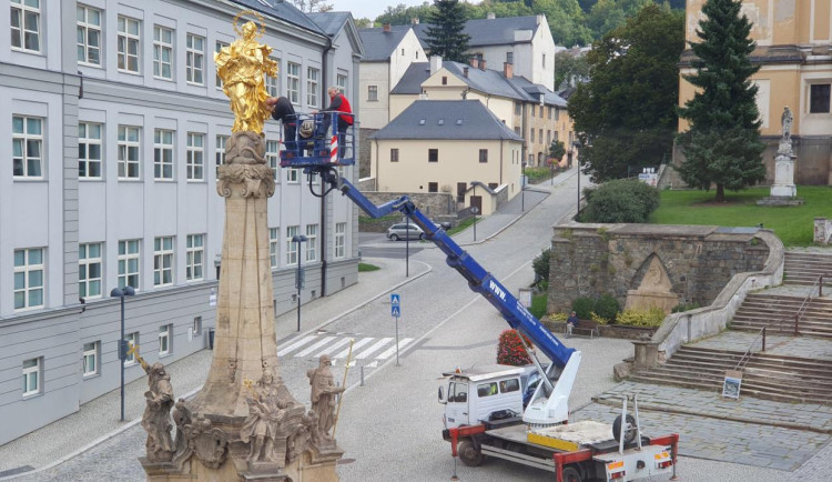 Restaurátor ve výšce šestnáct metrů opravil poškozenou sochu na Mariánském sloupu ve Šternberku