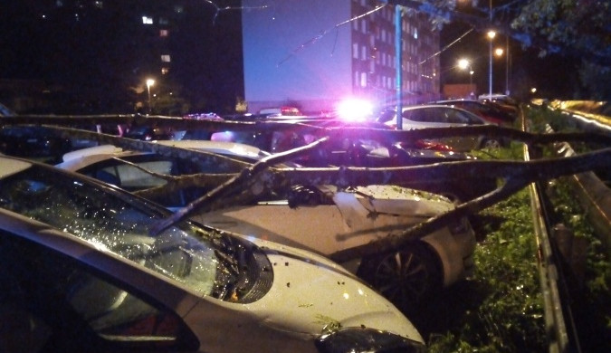 Stromy pod vlivem větru popadaly na Trutnovsku a Jičínsku na auta, vichr odnesly i střechy