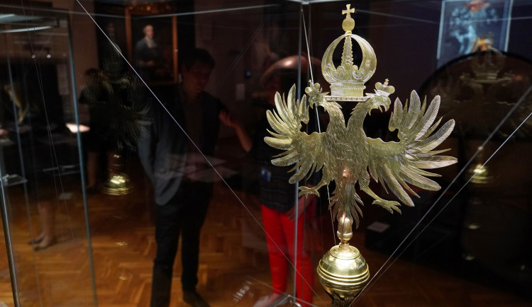 Muzeum k 450. výročí Univerzity Palackého vystavuje originál zakládací listiny a historická žezla
