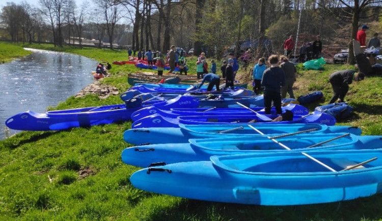 Vodáci vyčistí o víkendu Orlici, každý rok vytáhnou tuny odpadu